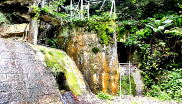 Escursione alla cascata di ferro e alla diga abbandonata