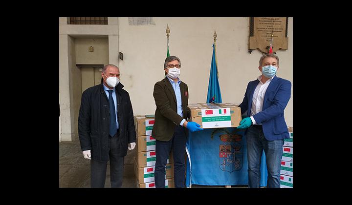 Da sinistra: Francesco Bettoni (cittadino onorario Shenzhen), Claudio Sileo (direttore generale ATS Brescia), Antonio Bazzani (Consigliere Provinciale).